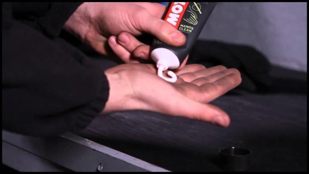 Motul препарат спрей почистване екипировка каска интериор ръце кожа
