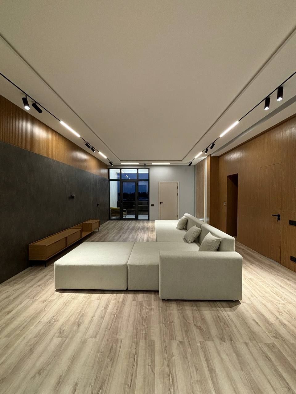 Центр Луначарского ХайТэк 
Участок: 2 сотки
Площадь: 350 м²
Комнаты: 5