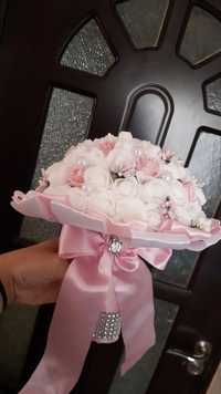 Buchet  cu flori de spumă alb-roz