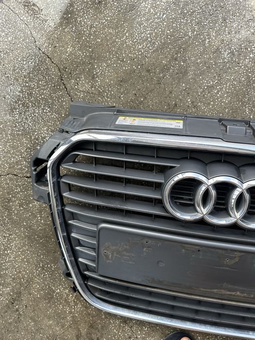 Audi A1 10-14г предна решетка ОЕ