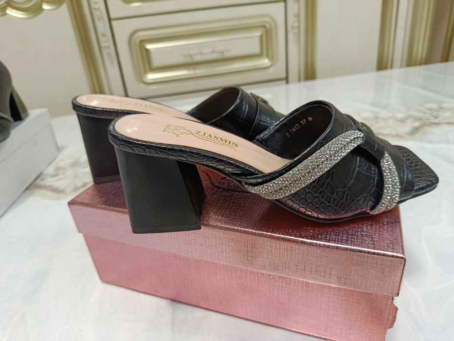 Аёллар туфлиси сотилади