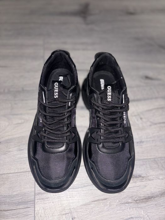 Adidași guess noi nouți.