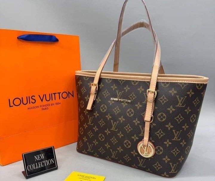 Geanta damă super model import Franța,logo metalic auriu, saculet