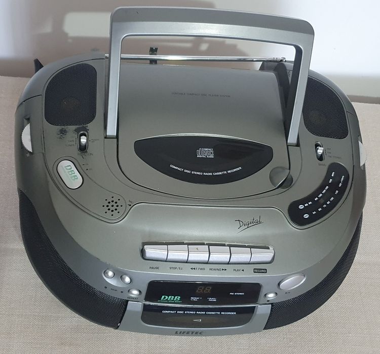 Vând radio-casetofon cu cd.