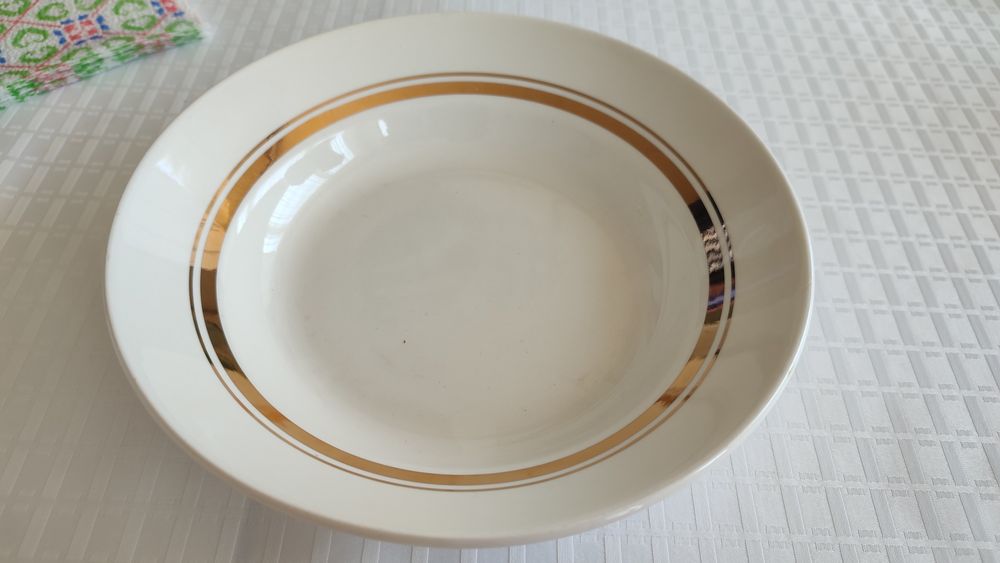 Порецланови чинии за хранене със златен кант