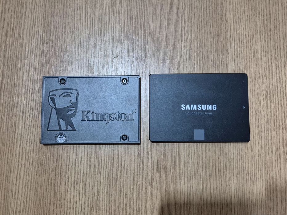 2x SSD SATA 2.5" (Samsung & Kingston)