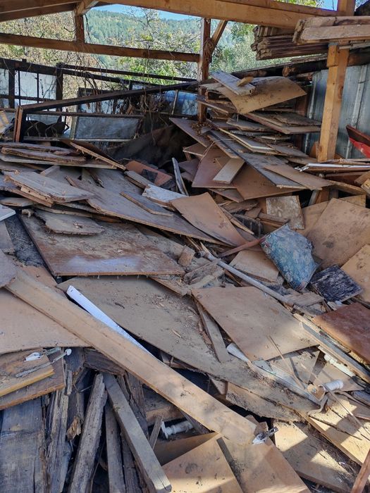 Подарява дъски, шперплат, плоскости и др