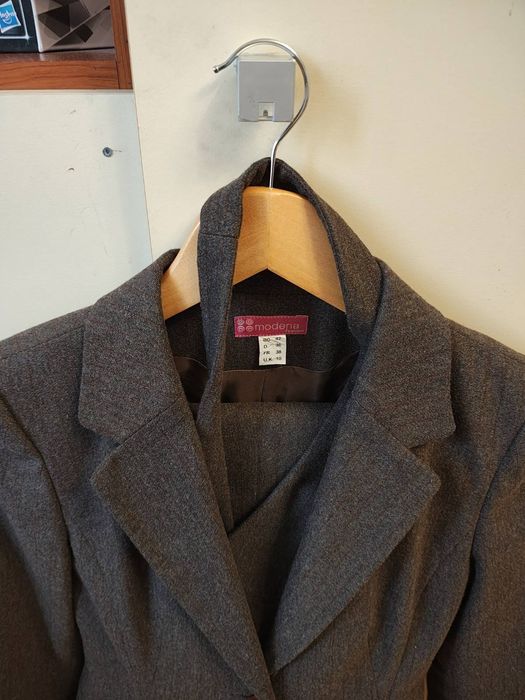 - Кафяв костюм Модена
- Размер: BG 42 UK 10