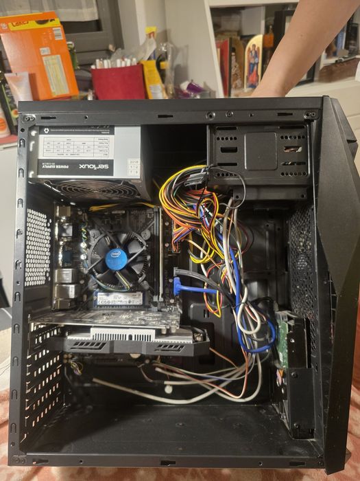Sistem PC i3-8100, RX 560, 8GB RAM DDR4