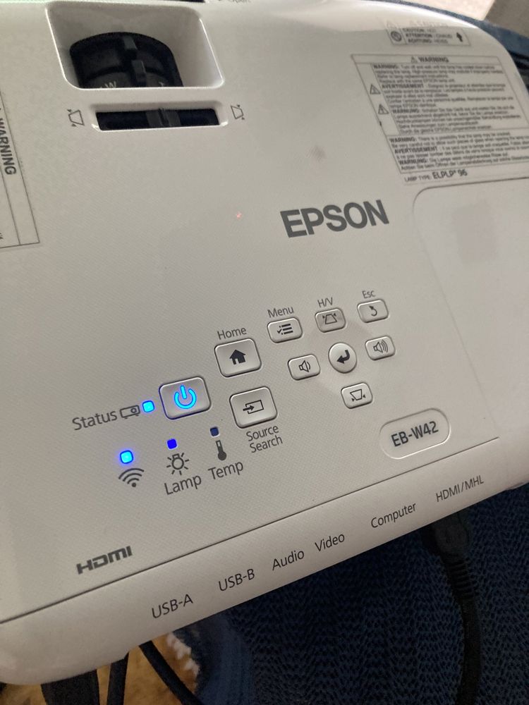 Vând videoproiector epson EB-W42