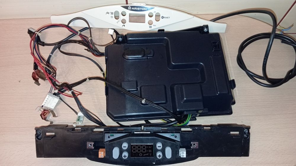 Placă  Electronică  centrală termică Ariston  Cares Premium EU2