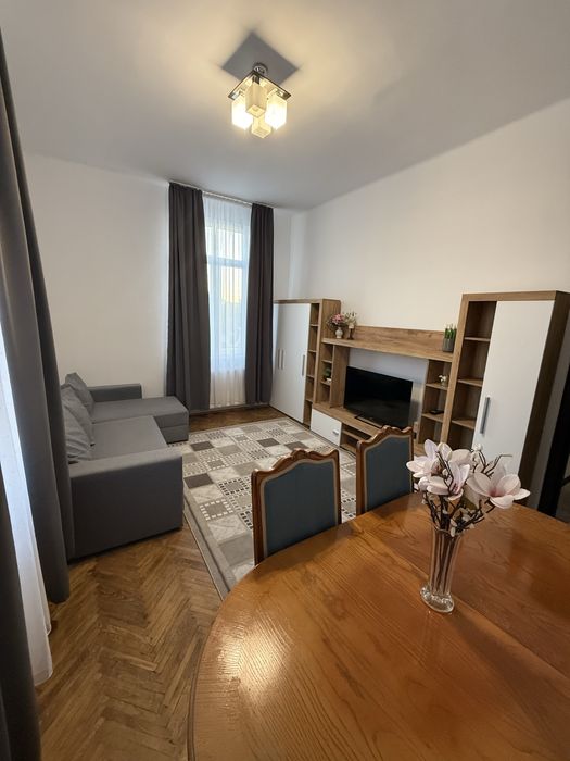 Inchiriez apartament 3 camere - Centru