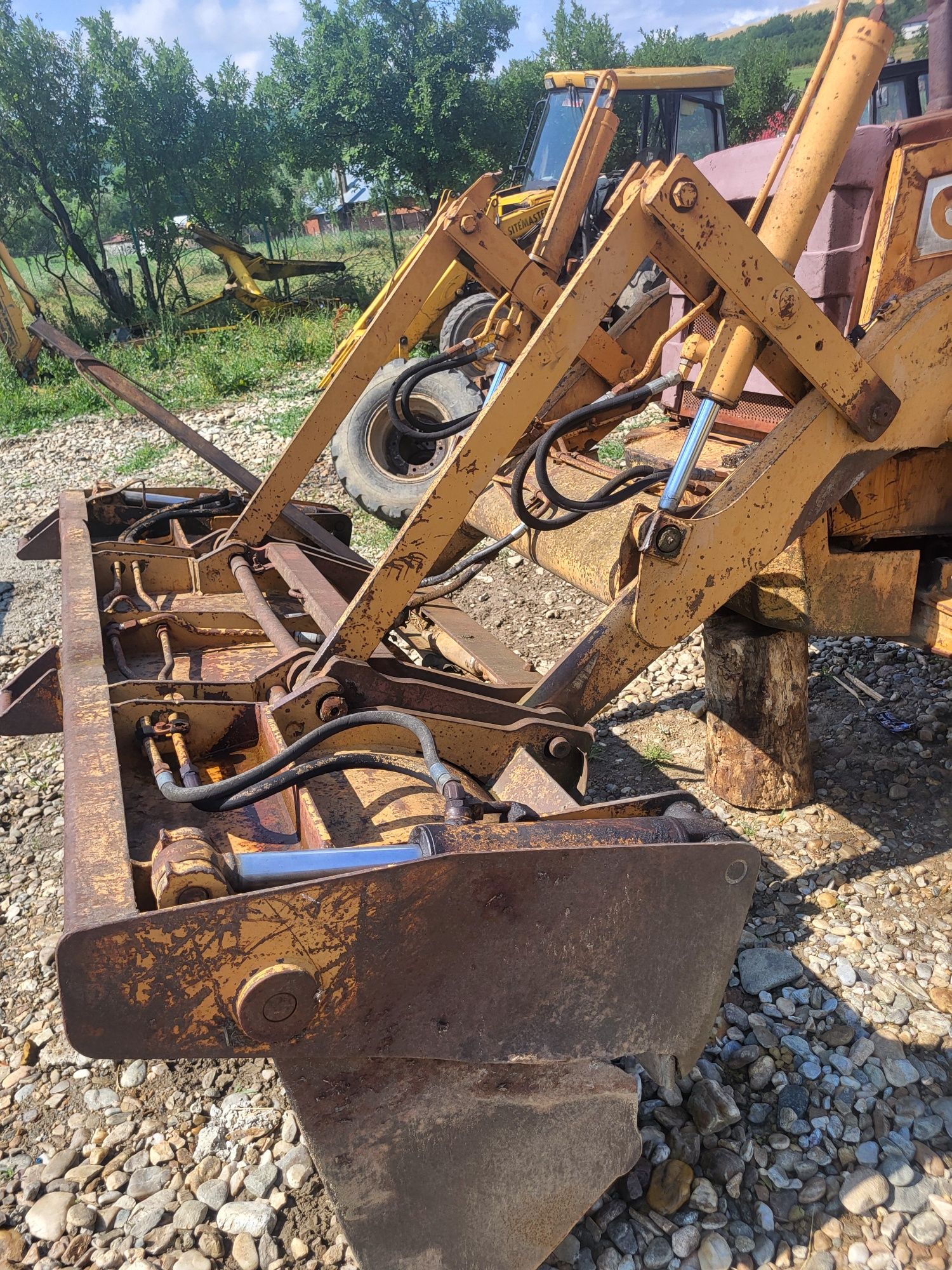 Dezmembrez buldoexcavator case 580 sk