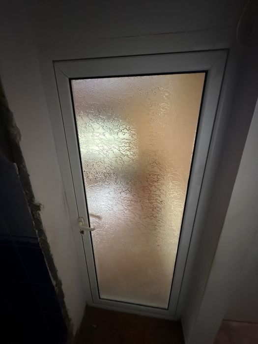 Usa din aluminiu cu sticla