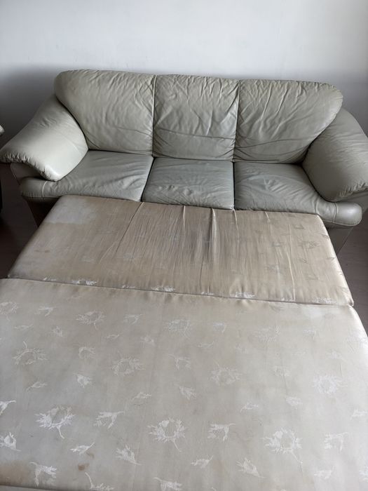 Canapea din piele + 1 fotoliu - Necesita reconditionare