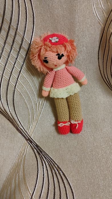 Păpușică, jucărie croșetată amigurumi.