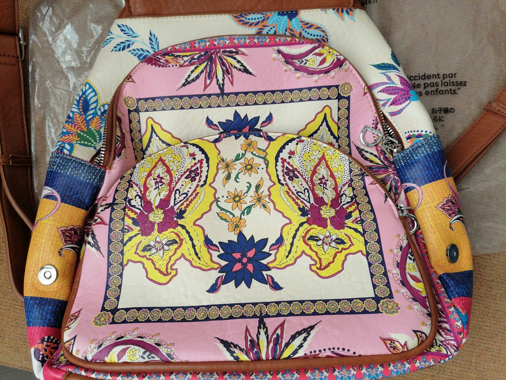 Раница-чанта. Desigual, нова, с етикет и всички опаковки.
С много бога