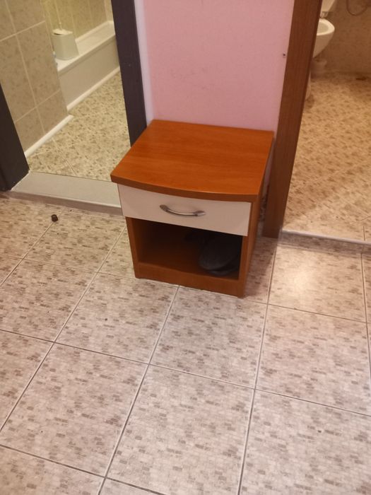 Продавам легла и гардероб