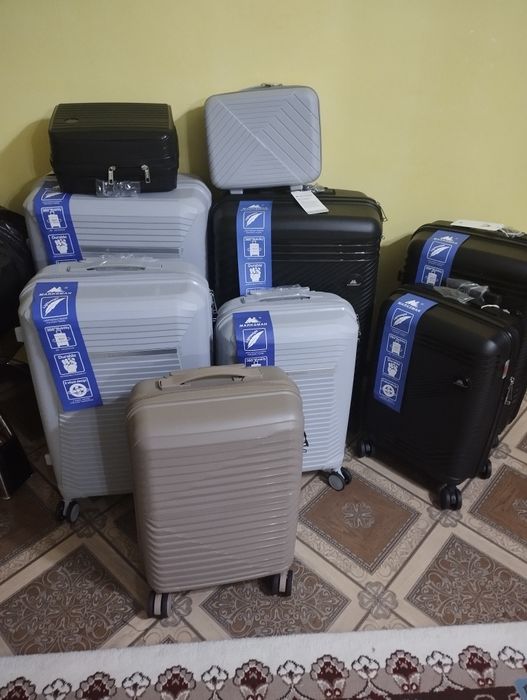 Дорожные чемоданы есть все размеры работаем 24.7