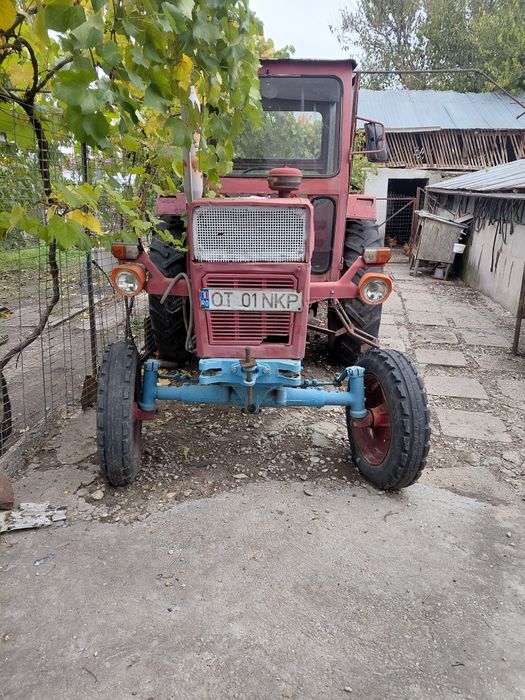 Vând tractor U 650, remorca, disc, plug, instalație de erbicidat