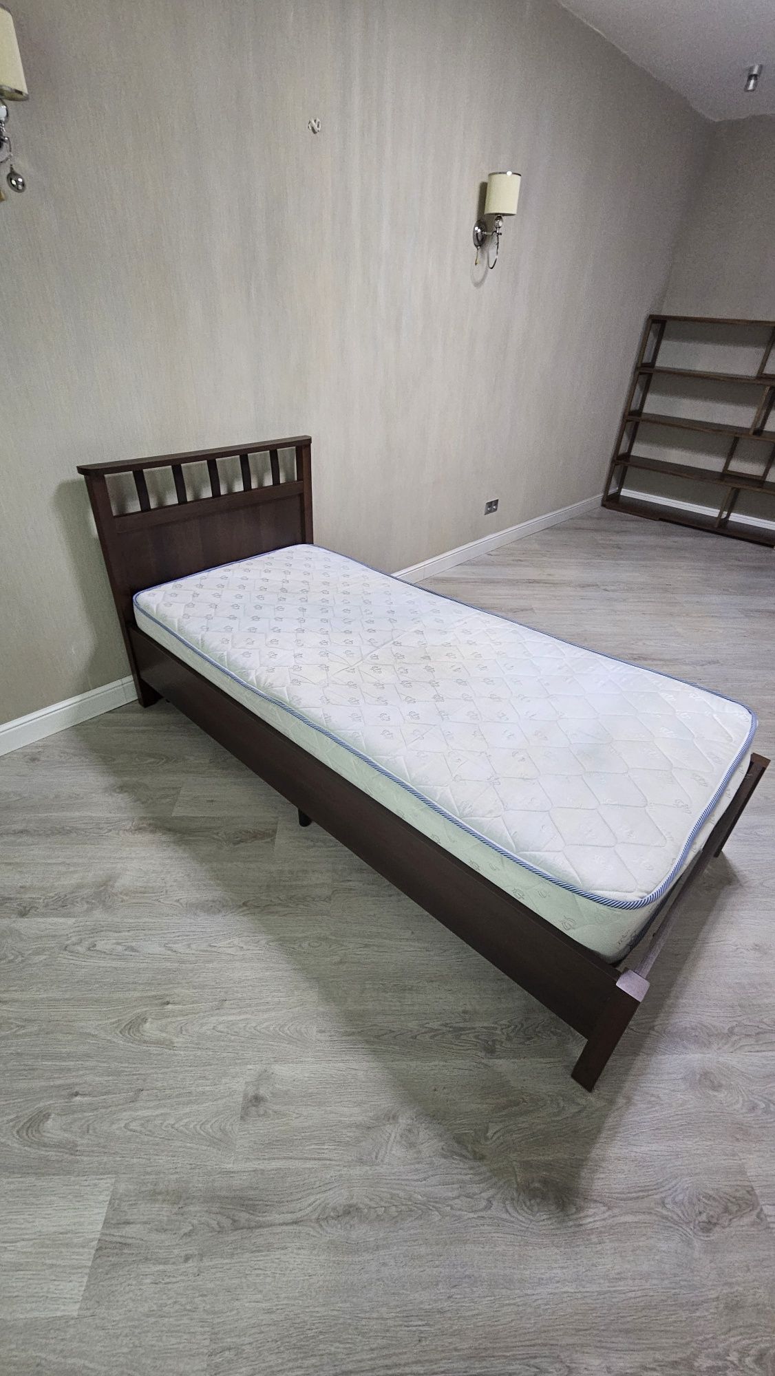 Продам односпальную кровать б/у