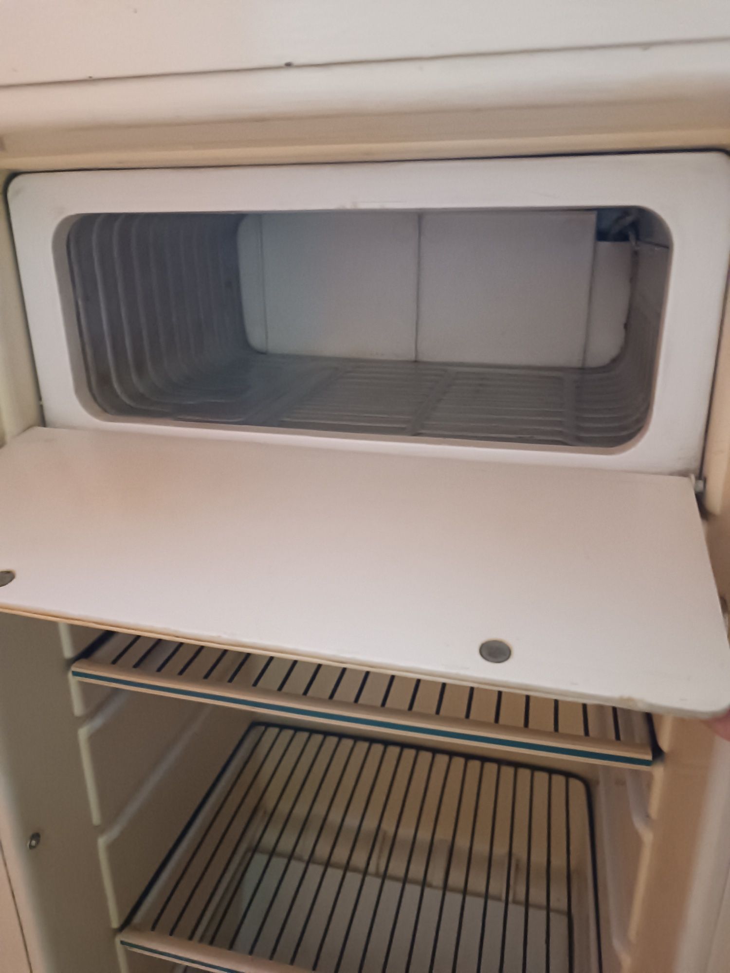 Продается холодильник Бирюса -2