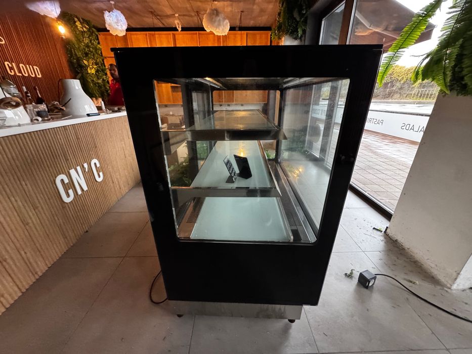 Продавам хладилна витрина