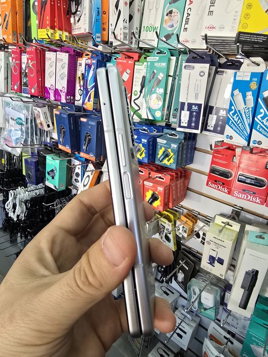 Z Fold 3. Ideal holatda 512GB.