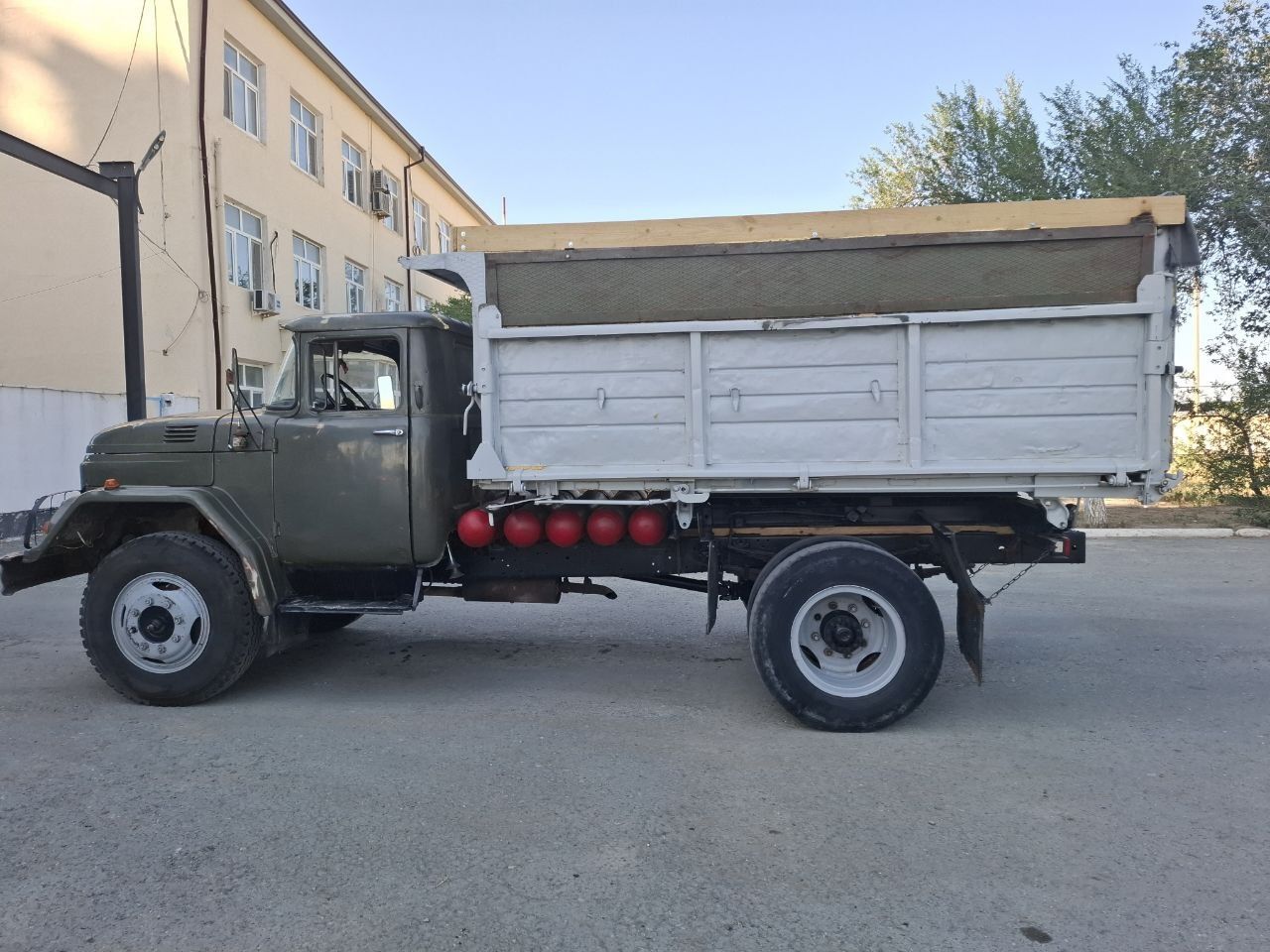 Zil 130 satiladi