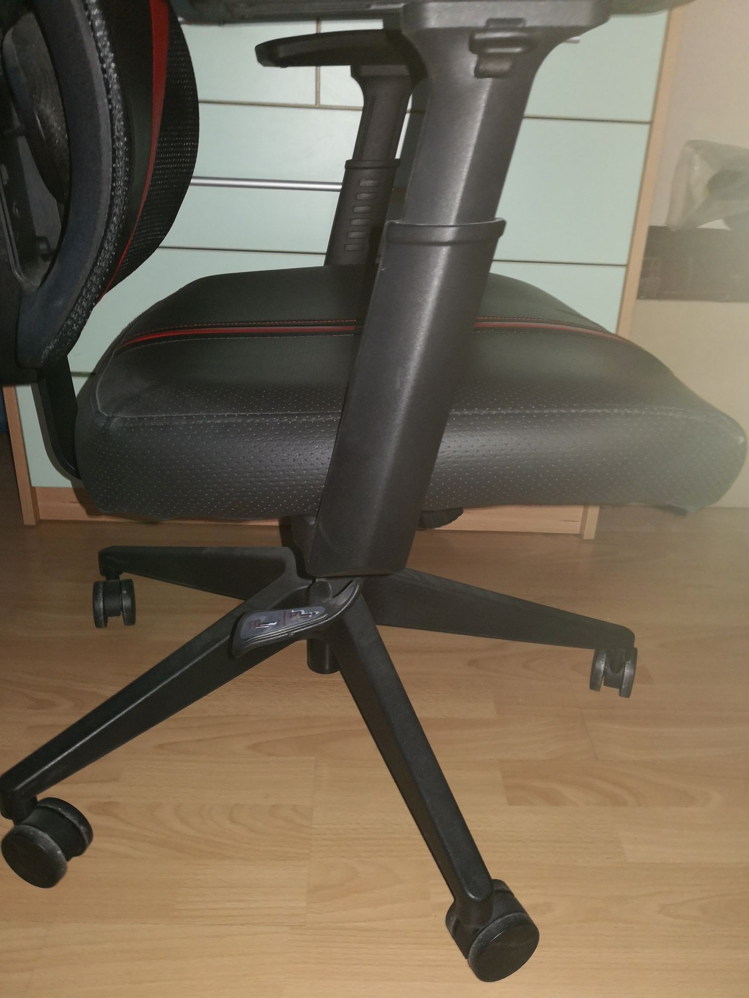 Продавам,
Геймърски стол ThunderX3 YAMA1 Черно/Червено