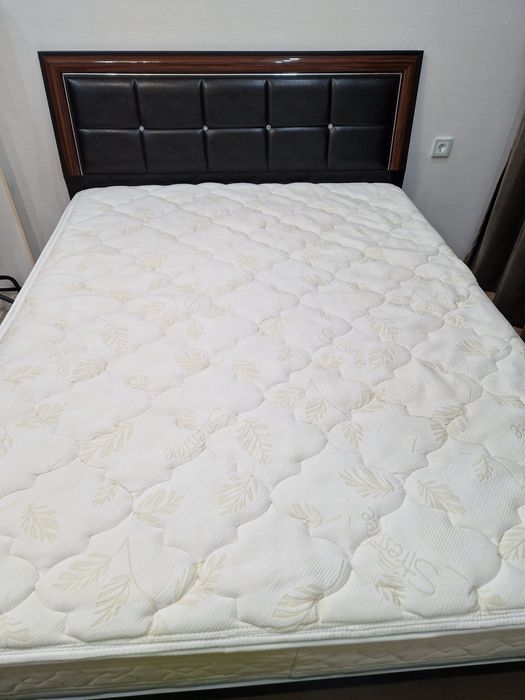 Продам срочно двухспальную кровать с ортопедическим матрасом.