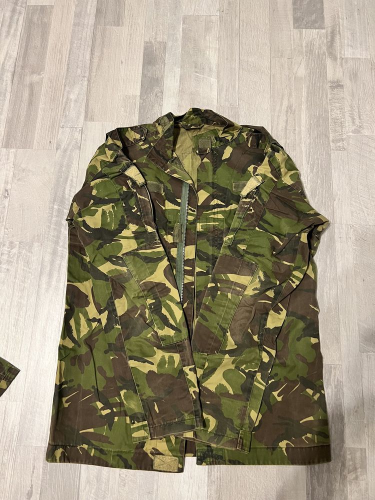 Vând costum camuflaj de pădure