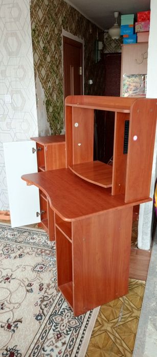 компьютерный стол.