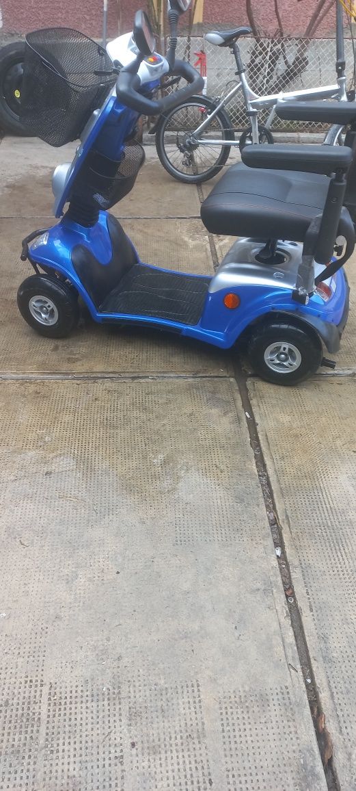 Cărucior pentru oameni cu dizabilități electric