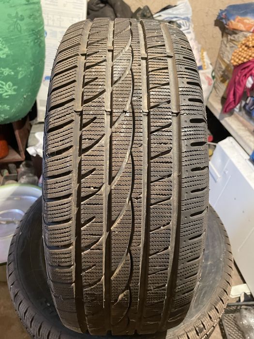 Шины зимные в хорошом состояний 1 сезон исползования