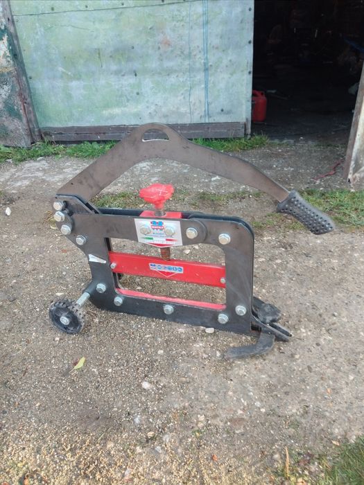 Ghilotina pavaje Montolit aproape noua