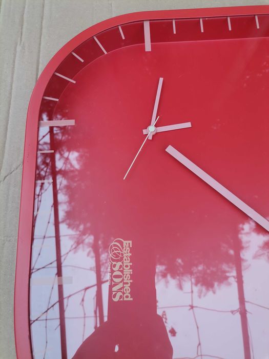 Стенен часовник с два циферблата