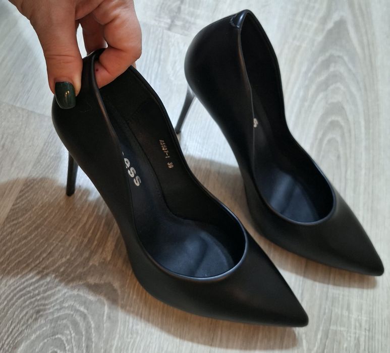 Дамски обувки с висок ток