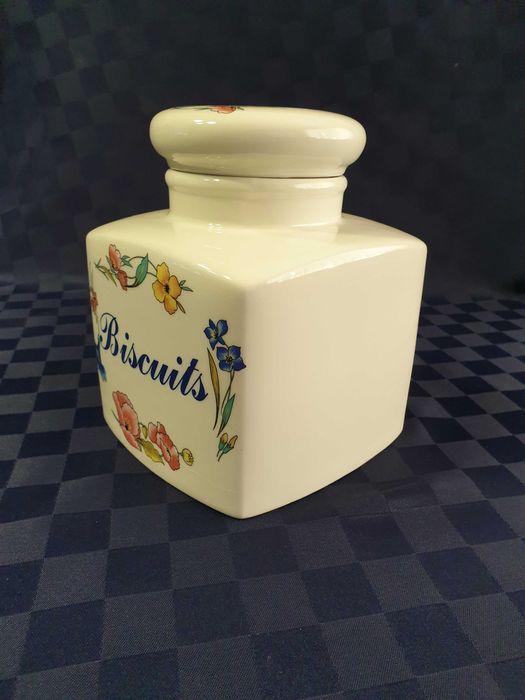 Антична бронзова везна и Порцеланов   буркан за бисквити