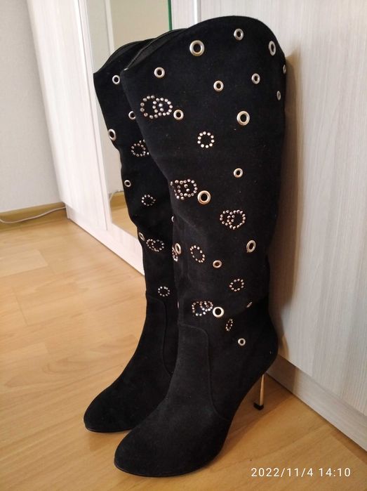 Срочно продам замшевые сапоги и кожаные батильены.