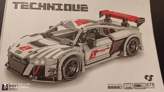 Mașinuță clonă LEGO.