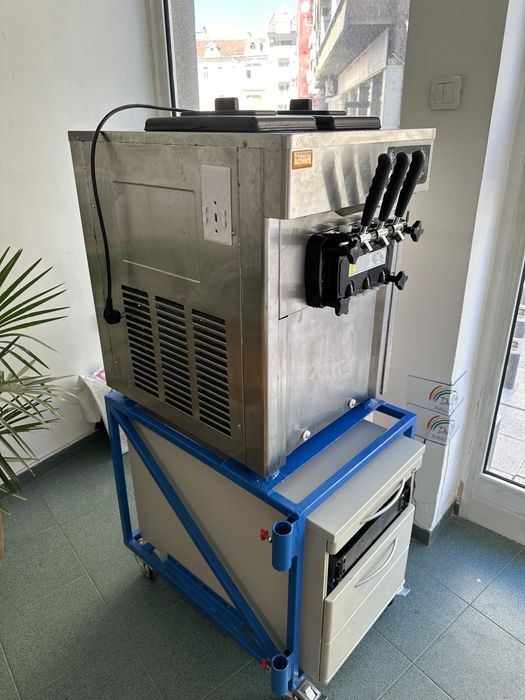 Продавам машина за сладолед vevor