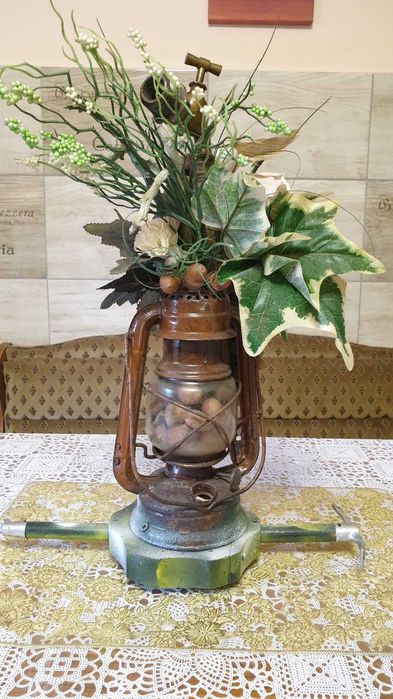 Decor vintage unicat – lampă cu flori, robinet și piese metalice