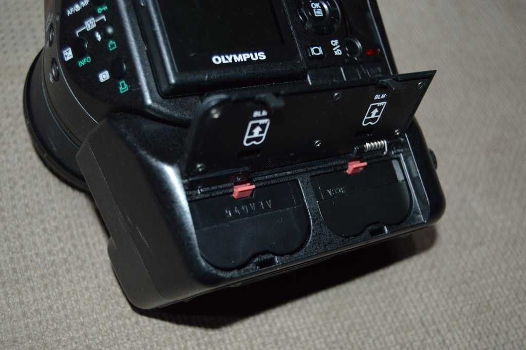 Aparat foto Olympus C-8080 Wide Zoom + Battery holder B-HLD30 grip