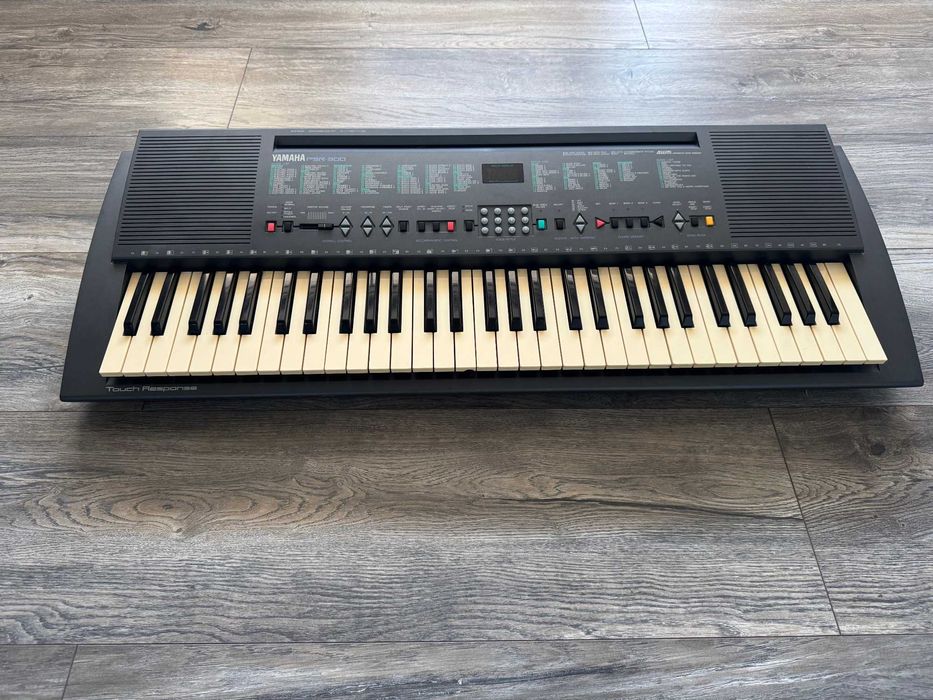 Синтезатор,пиано  YAMAHA PSR-300