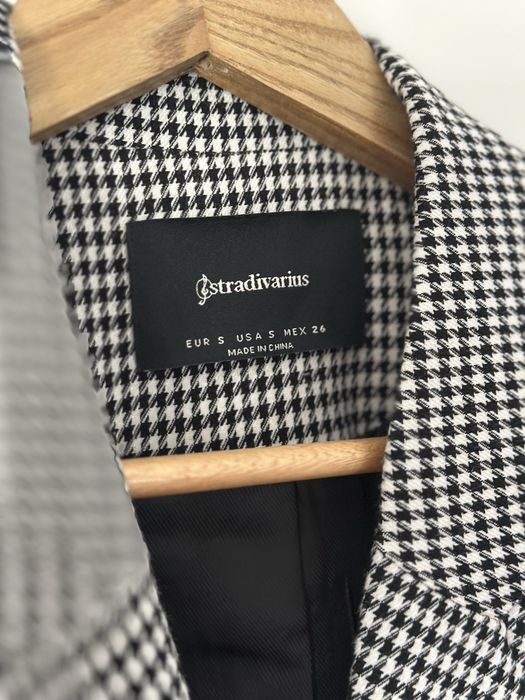 Елек в черно и бяло