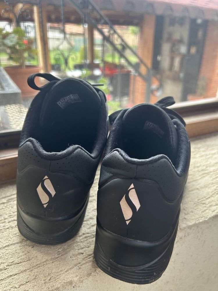 SKECHERS Обувки UNO черни