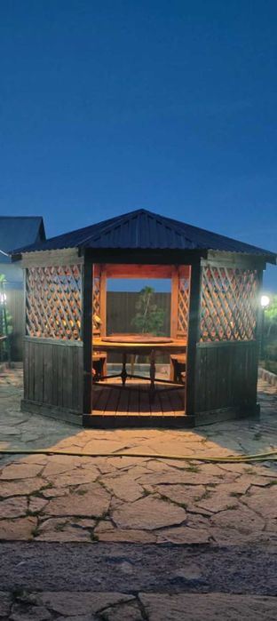 Продам хорошую беседку для дома .