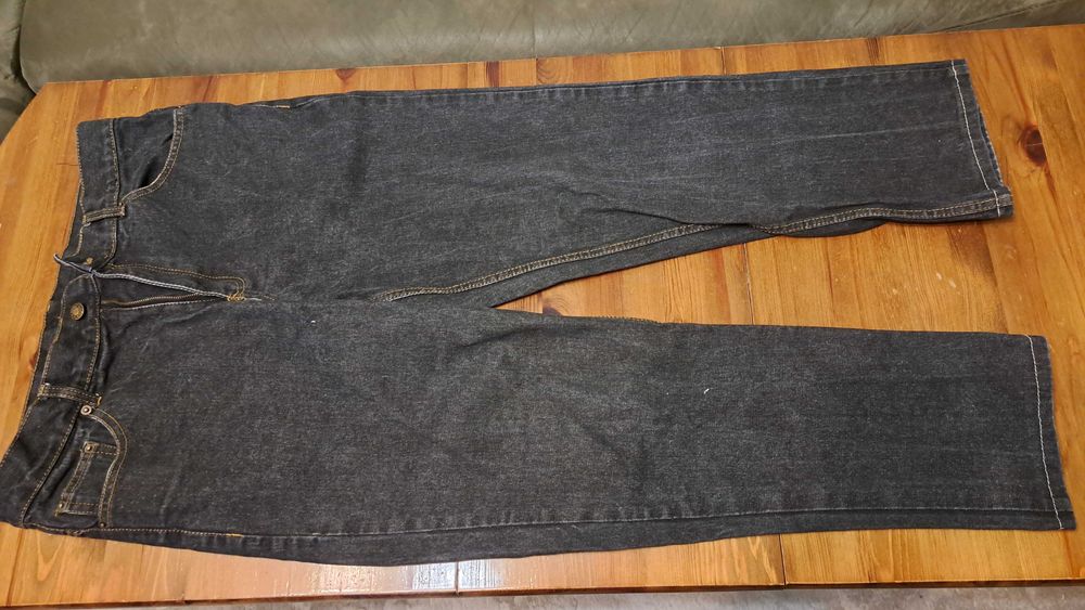 Два чифта здрави и запазени дънки