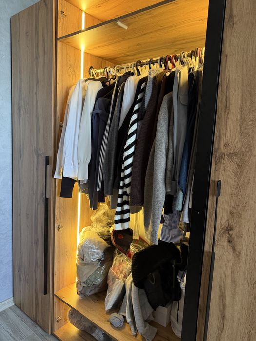 Срочно продам трюмо со шкафом